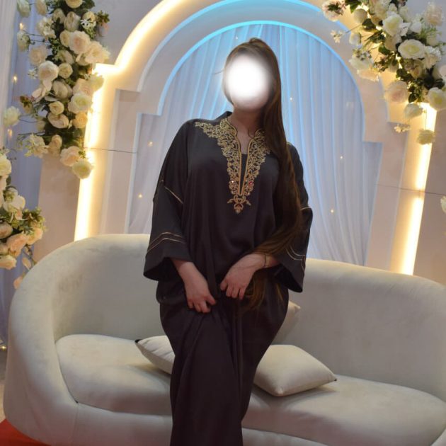 Robe d'hôtesse brodée