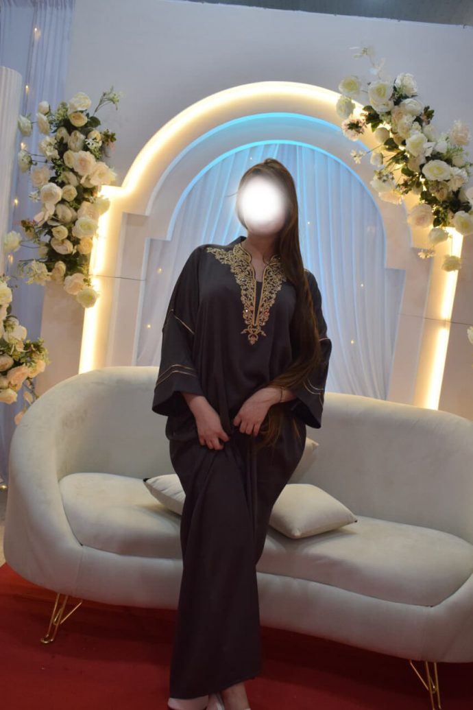 Robe d'hôtesse brodée